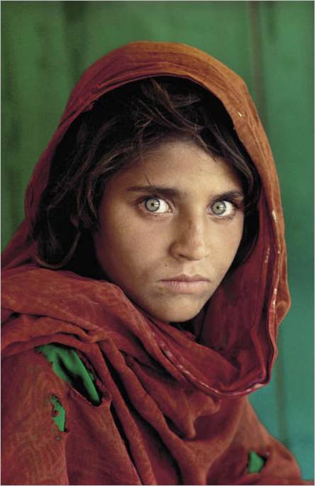 PAKISTAN. Peshawar. 1984. En afghansk pige i en flygtningelejr i Nazir Bagh