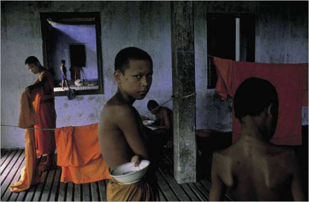 CAMBOJA. Angkor. 2000. Buddhistiske munke arbejder i køkkenet i et kloster nær Angkor Wat