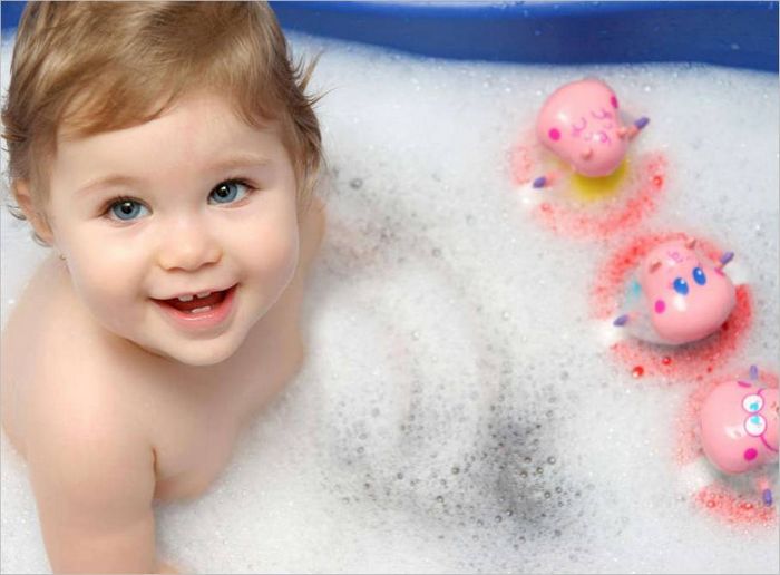 En baby i badekarret