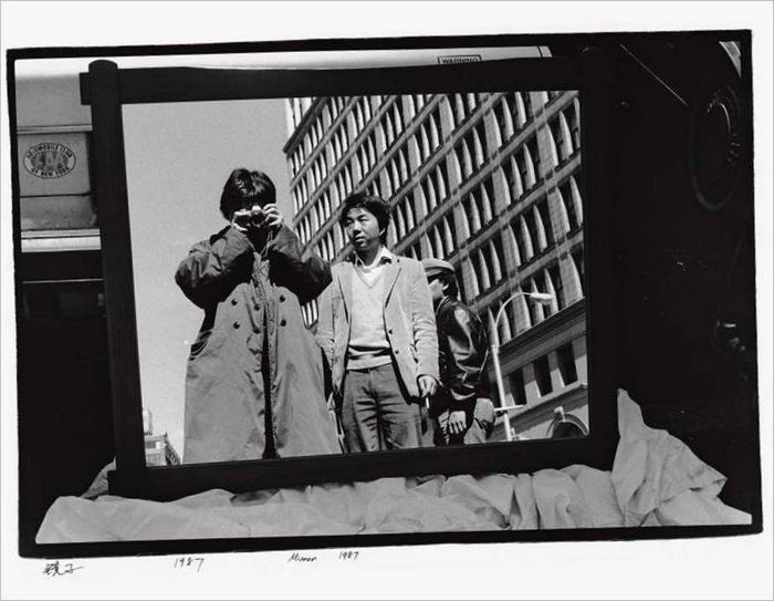 4. Ai Weiwei spejl. 1987 © Ai Weiwei Courtesy Three Shadows Photography Art Centre