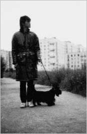 Viktor Tsoi. Gå en tur med Bill i nærheden af hans hus på Veteranov Avenue. Leningrad. 1985