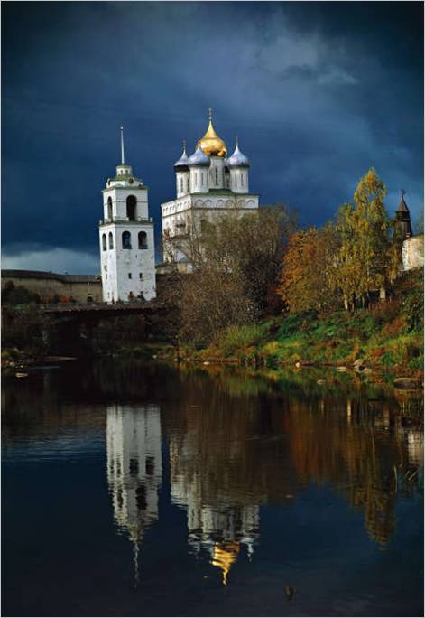 Kreml i Pskov. Pskov-floden. Trinity-katedralen, klokketårn